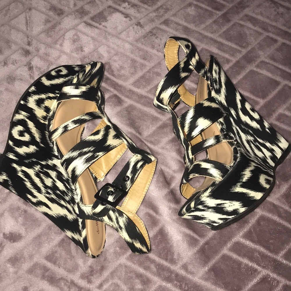 Dollhouse platform wedge